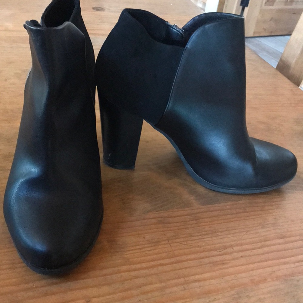 Fioni 7W ankle boots man made materials 3 3 1/2 “heels, zip sides good condition
